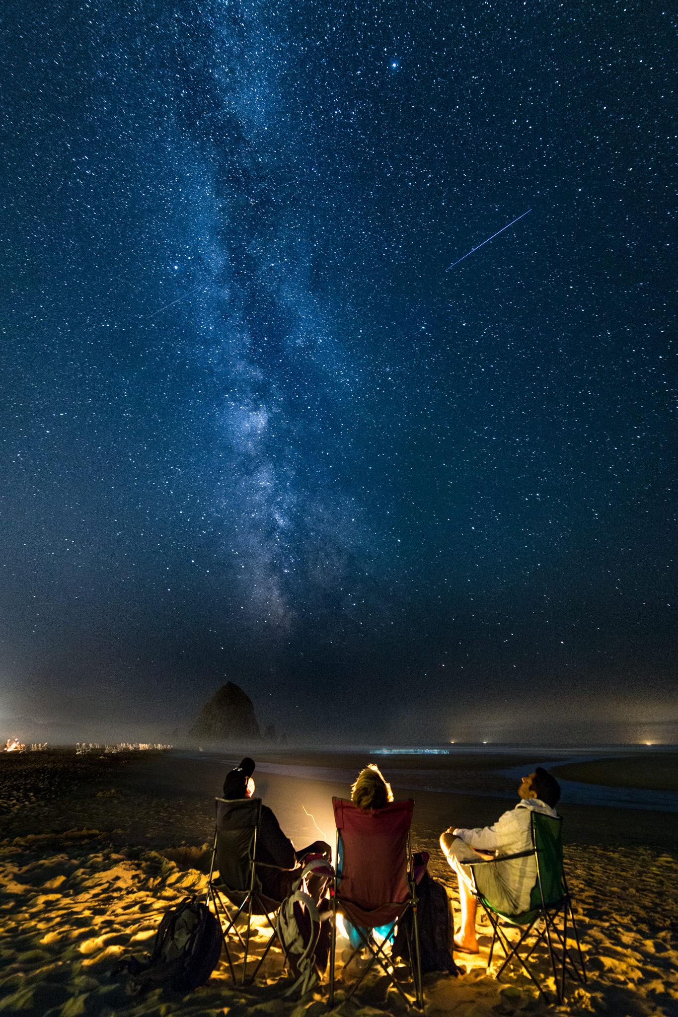 Under the Starry Sky: Trio Watches Meteor Shower in Stunning Photo